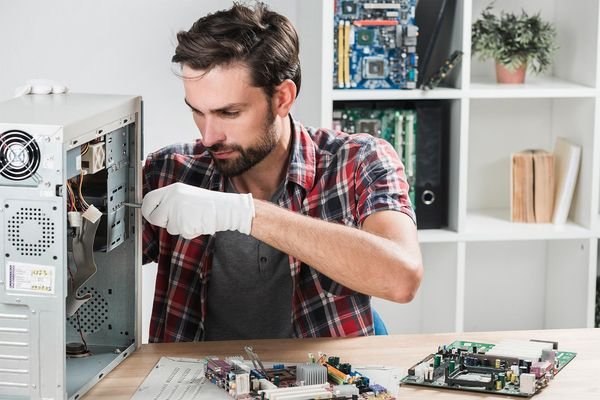 Techniker repariert einen Desktop-Computer