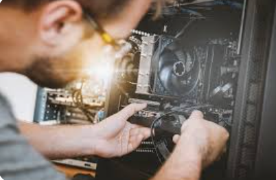 Techniker bei einem PC-Reparaturbesuch vor Ort