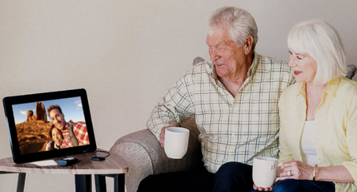 Rentnerpaar nutzt gemeinsam ein Tablet