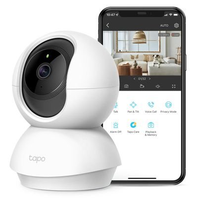 Внутренняя камера видеонаблюдения Tapo C210 Pan/Tilt 2K рядом с телефоном с приложением Tapo